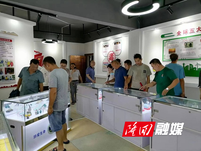 参观万和禁毒基地内.jpg