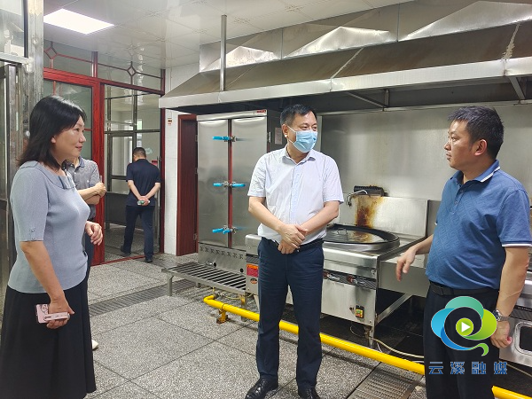 云溪融媒6月21日讯(记者 李俊)21日,区人大常委会主任吴跃中带队到