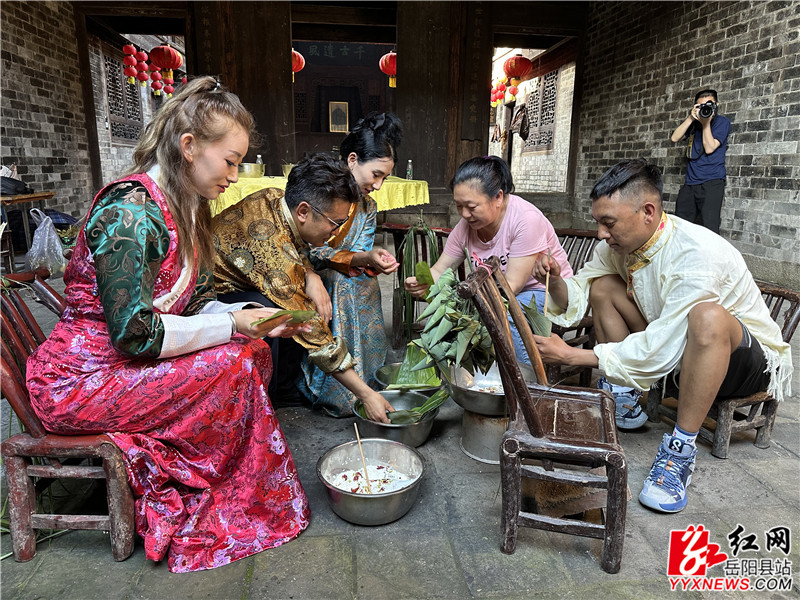 藏族同胞体验包粽子_副本.jpg