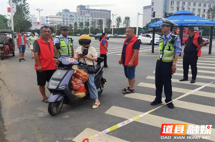 道县东门街道开展“龙船竞渡庆端午 党员干部保畅通”活动02_副本.png 道县东门街道开展“龙船竞渡庆端午 党员干部保畅通”活动02_副本.png