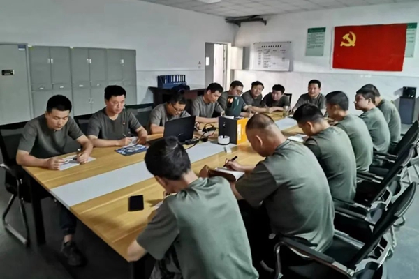 组织领导在现场.jpg