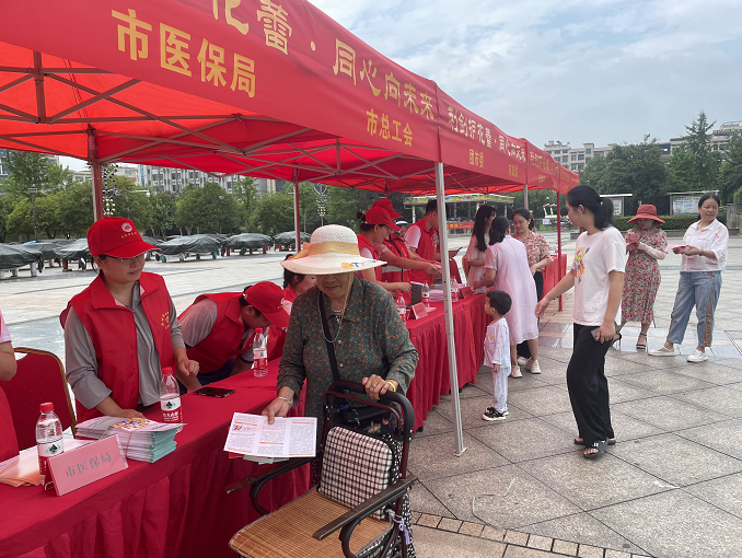 武冈市开展“利剑护花蕾·同心向未来”未成年人保护集中宣传活动(图2)