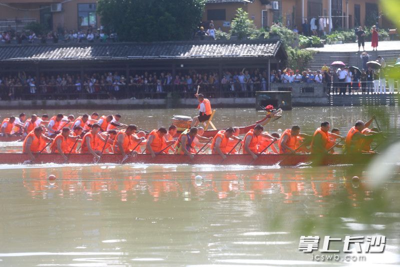 河上龙舟竞渡，两岸万人空巷。长沙晚报全媒体记者 颜开云 摄