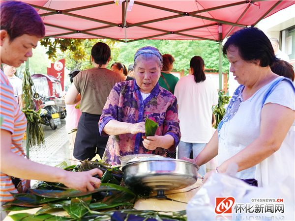 辖区居民80岁孙奶奶听说包粽子,“老将”出马包得又快又好,年轻人直呼“姜还是老的辣。