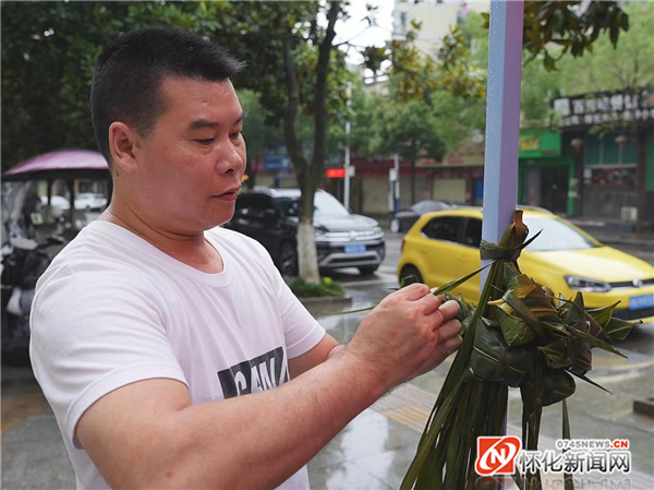 一个人也不落后,动作娴熟,速度飞快。