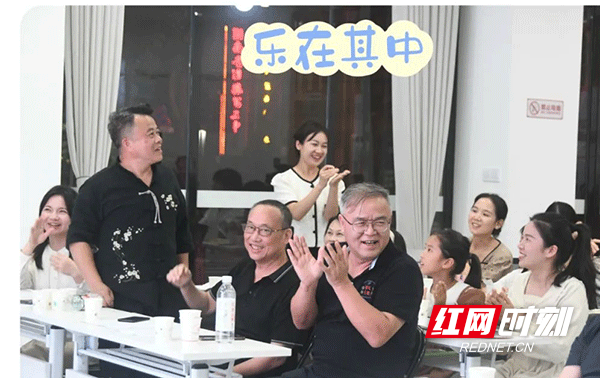 参与体验演讲与口才沙龙活动.gif