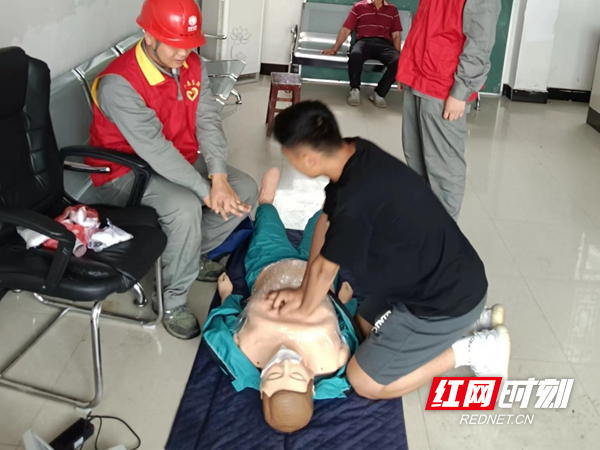 供电员工向村民现场教学“心肺复苏”法.jpg