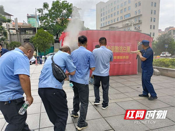 图四组织应急救援队员体验消防应急疏散逃生屋环节。.jpg