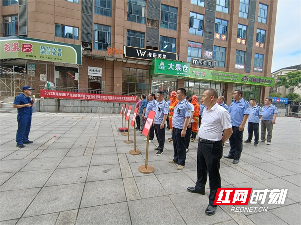 图五北湖区消防救援大队工作人员对此次消防应急演练进行点评。.jpg