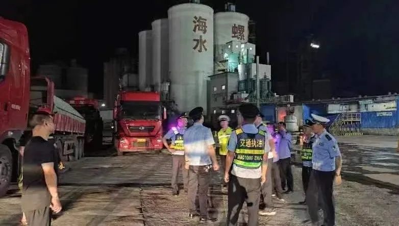 武冈市开展夜间联合治超行动(图1)