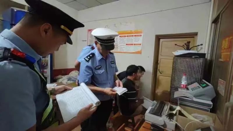 武冈市开展夜间联合治超行动(图2)