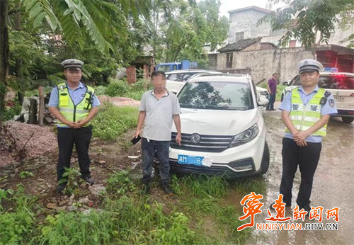 一男子用纸巾遮挡号牌被宁远交警依法严惩_副本500.jpg
