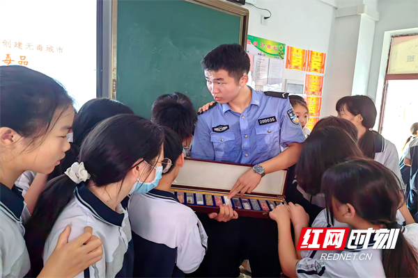 学生们在干警的引导下“零距离”识别毒品.jpg