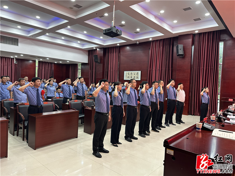 新发展党员和老党员进行集体宣誓_副本.jpg