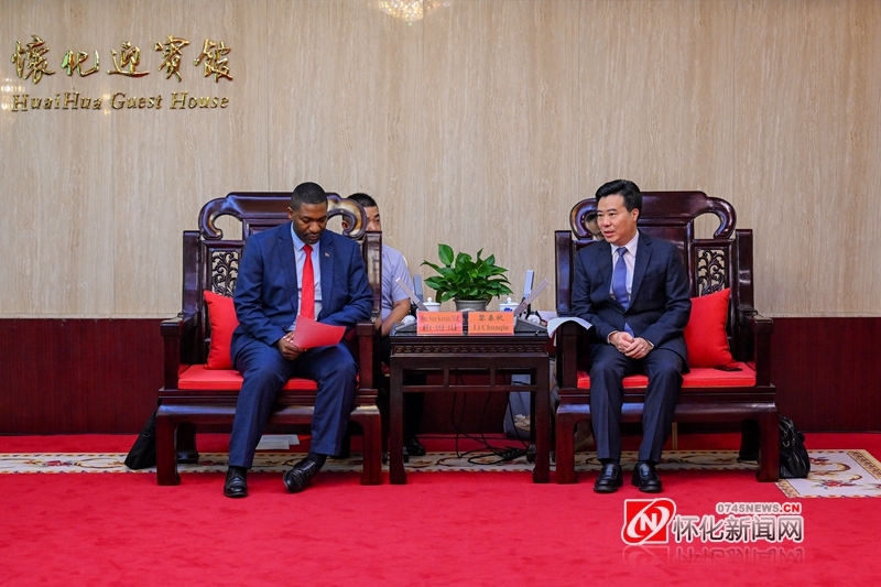 (6月27日下午,市委副书记、市长黎春秋会见马拉维共和国农业部部长塞缪尔·达利索·卡瓦莱一行。怀化日