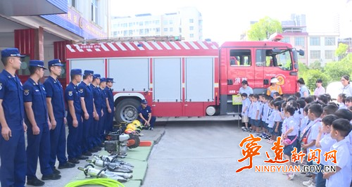 宁远县消防救援大队邀请辖区幼儿园师生走进队站参观学习_副本500.jpg