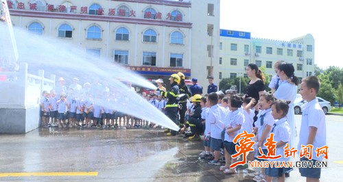 宁远县消防救援大队邀请辖区幼儿园师生走进队站参观学习2_副本500.jpg