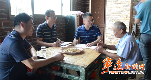 宁远：胡红灯走访乡村振兴联系点及慰问困难党员2_副本500.jpg