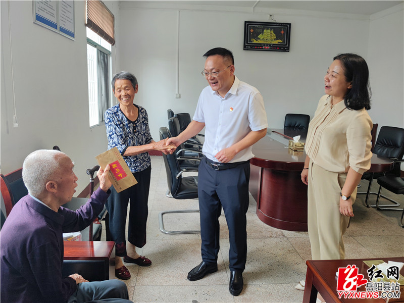 与柏祥镇慰问对象亲切交流_副本.jpg 与柏祥镇慰问对象亲切交流_副本.jpg