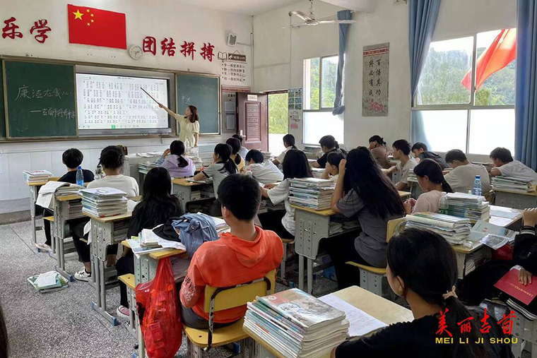 丹青中学开展“同唱廉洁歌”活动.jpg