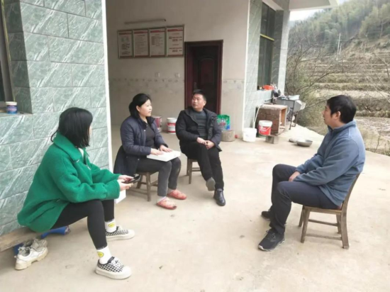 推动茅坪村数字示范村建设，王政(右一)在跟组长详谈推进方案