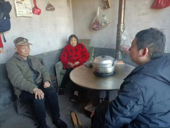 王政(右一)在入户走访脱贫户陶永长，询问家庭基本情况和夫人心脏手术后身体康复情况，关心医疗保险报销费用有没有到位