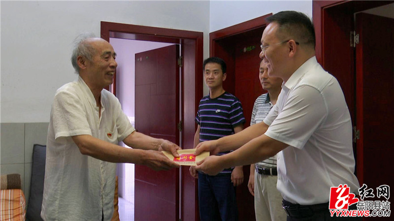 慰问许石良同志_副本.jpg 慰问许石良同志_副本.jpg