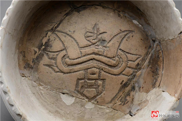 高庙遗址标志性的獠牙兽面纹