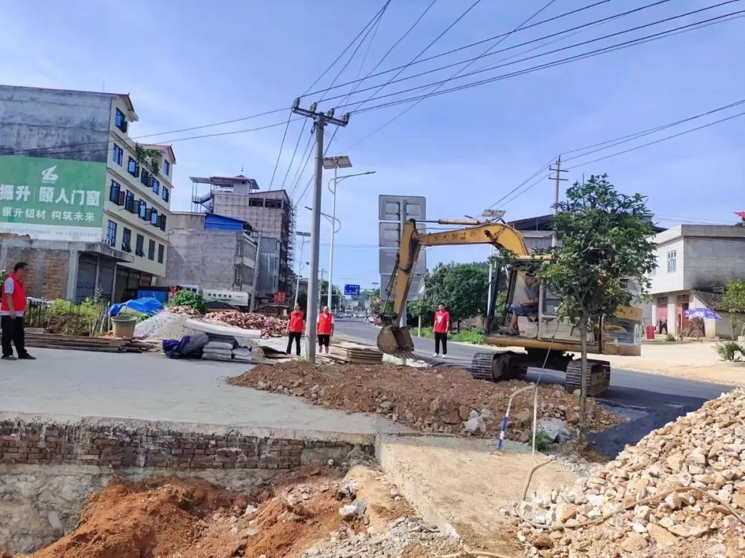 双牌镇：整治道路环境卫生 推动文明城市创建(图2)