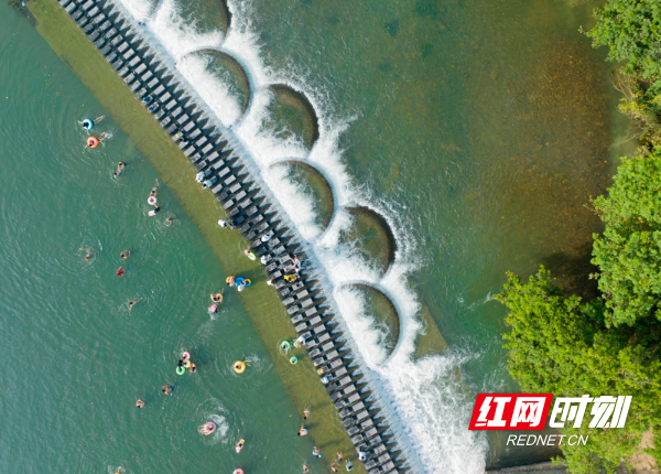 2023年7月12日，湖南省永州市道县梅花镇贵头村，人们在洑水河里享受清凉。  (1).jpg