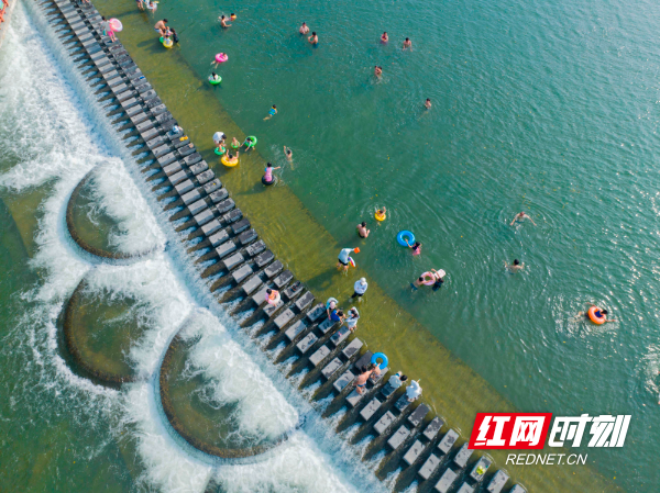 2023年7月12日，湖南省永州市道县梅花镇贵头村，人们在洑水河里享受清凉。  (4).jpg