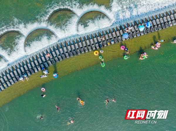 2023年7月12日，湖南省永州市道县梅花镇贵头村，人们在洑水河里享受清凉。  (5).jpg