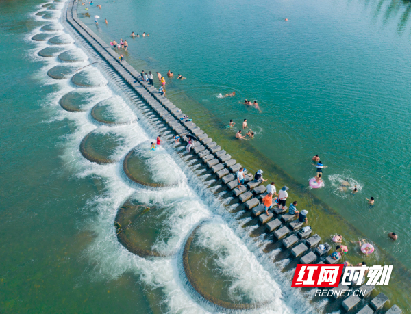 2023年7月12日，湖南省永州市道县梅花镇贵头村，人们在洑水河里享受清凉。  (7).jpg
