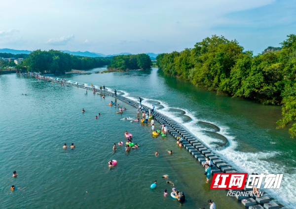 2023年7月12日，湖南省永州市道县梅花镇贵头村，人们在洑水河里享受清凉。 (1).jpg