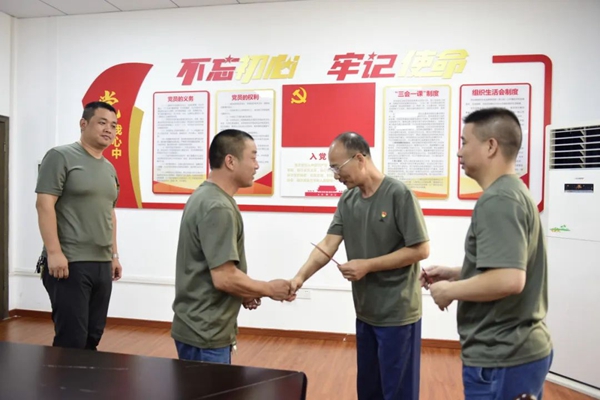 慰问困难党员.jpg