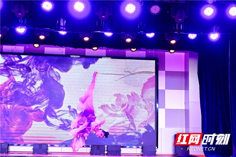 独舞 王伊琳.jpg