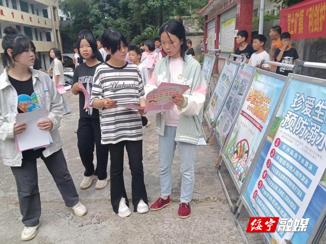黄土矿镇开展防溺水宣传进校园活动(图1)