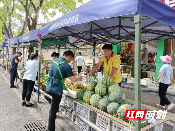 图一设立在六角坝市场临时瓜果便民惠农销售摊点。.jpg