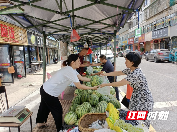 图三设立在三园里路临时瓜果便民惠农销售摊点。.jpg