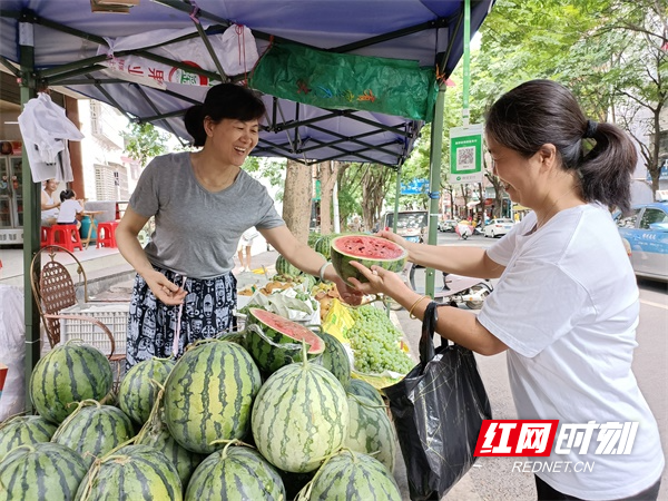 图四市民到六角坝市场临时瓜果便民惠农销售摊点买西瓜。.jpg