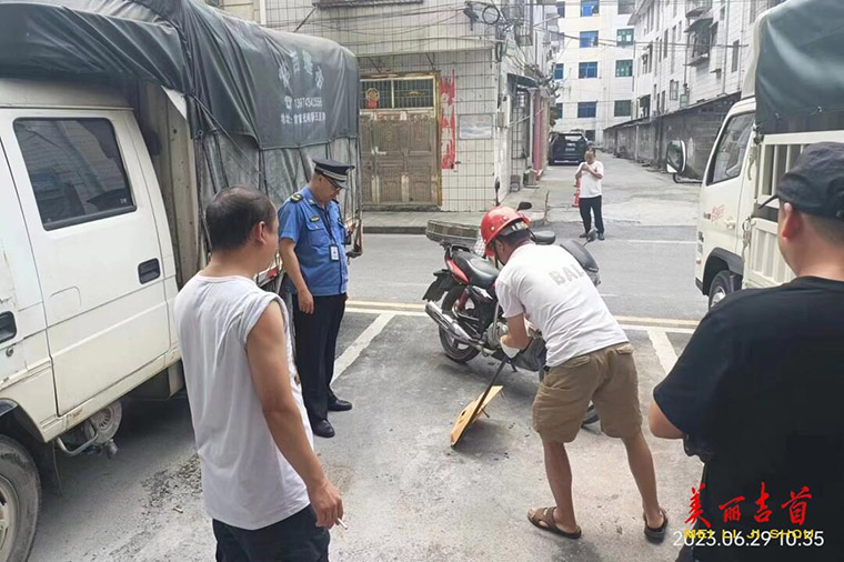 拆除私装地锁 方便群众出行1.jpg