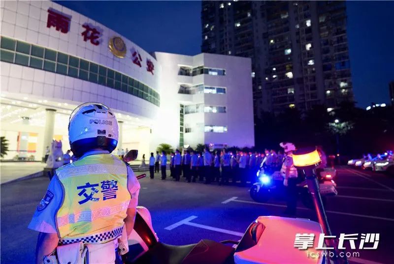 7月5日晚，长沙警方开展夏夜治安巡查宣防第一次集中统一行动，全市3500余名警力统一行动。其中，在雨花公安分局前坪，100余名警力集中出发。 均为长沙晚报全媒体记者 周数邑 冯启阳 摄