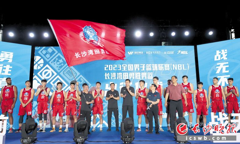 全队出席出征仪式。　　除署名外均为长沙勇胜男篮俱乐部供图