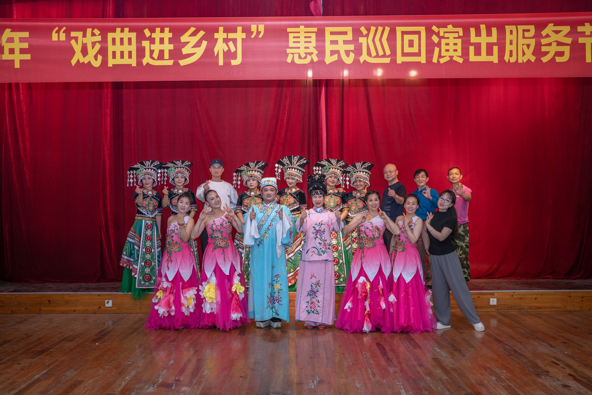 绥宁县地方花鼓戏演艺有限公司全家福.jpg