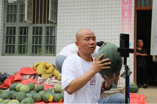 西瓜滞销农户急，社区暖心解难题(2)304.png