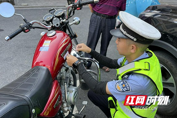桃江县武潭镇：“小贴纸”“保命盔” 让交通执法变得“有温度”