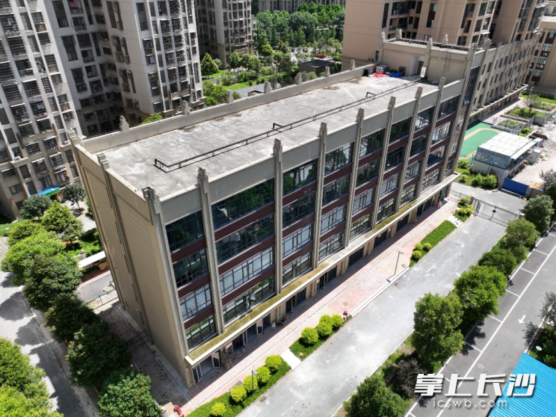 岳麓区实验小学（西校区）改扩建项目新增25间普通教室，可容纳学生1120人。