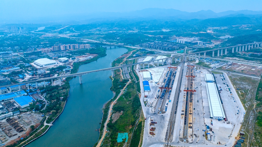 坐落在舞水河畔的怀化国际陆港（怀化日报全媒体记者 潘雨 摄）