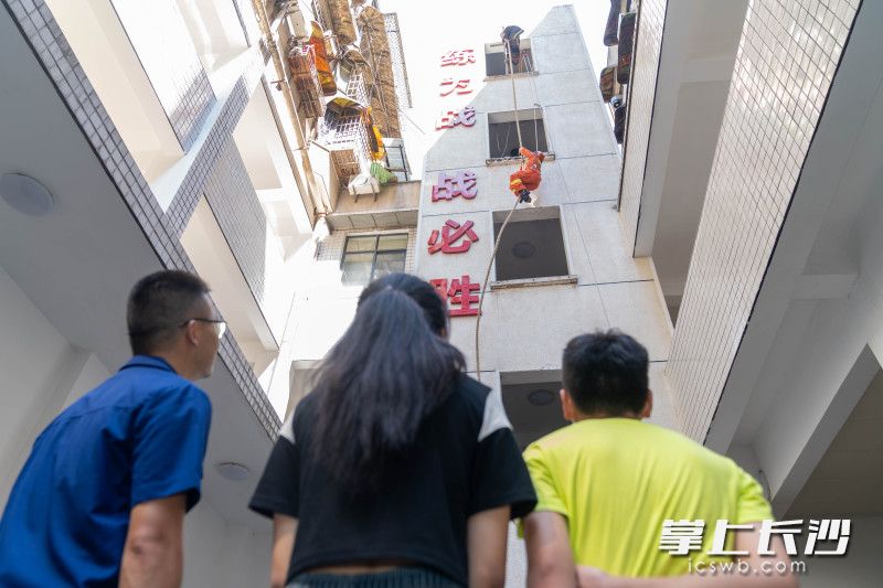 活动最后，战士们向孩子们展示四层爬绳训练。