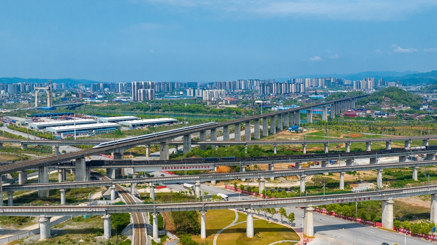 怀化西货场的货运铁路与沪昆客专高速铁路在怀化国际陆港交汇（怀化日报全媒体记者 潘雨 摄）